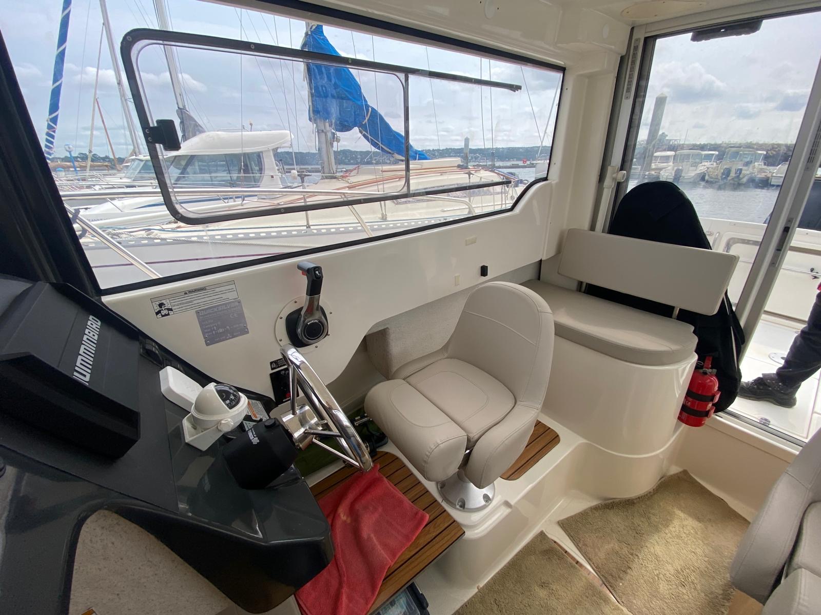 slider 9 Quicksilver  675 Pilothouse